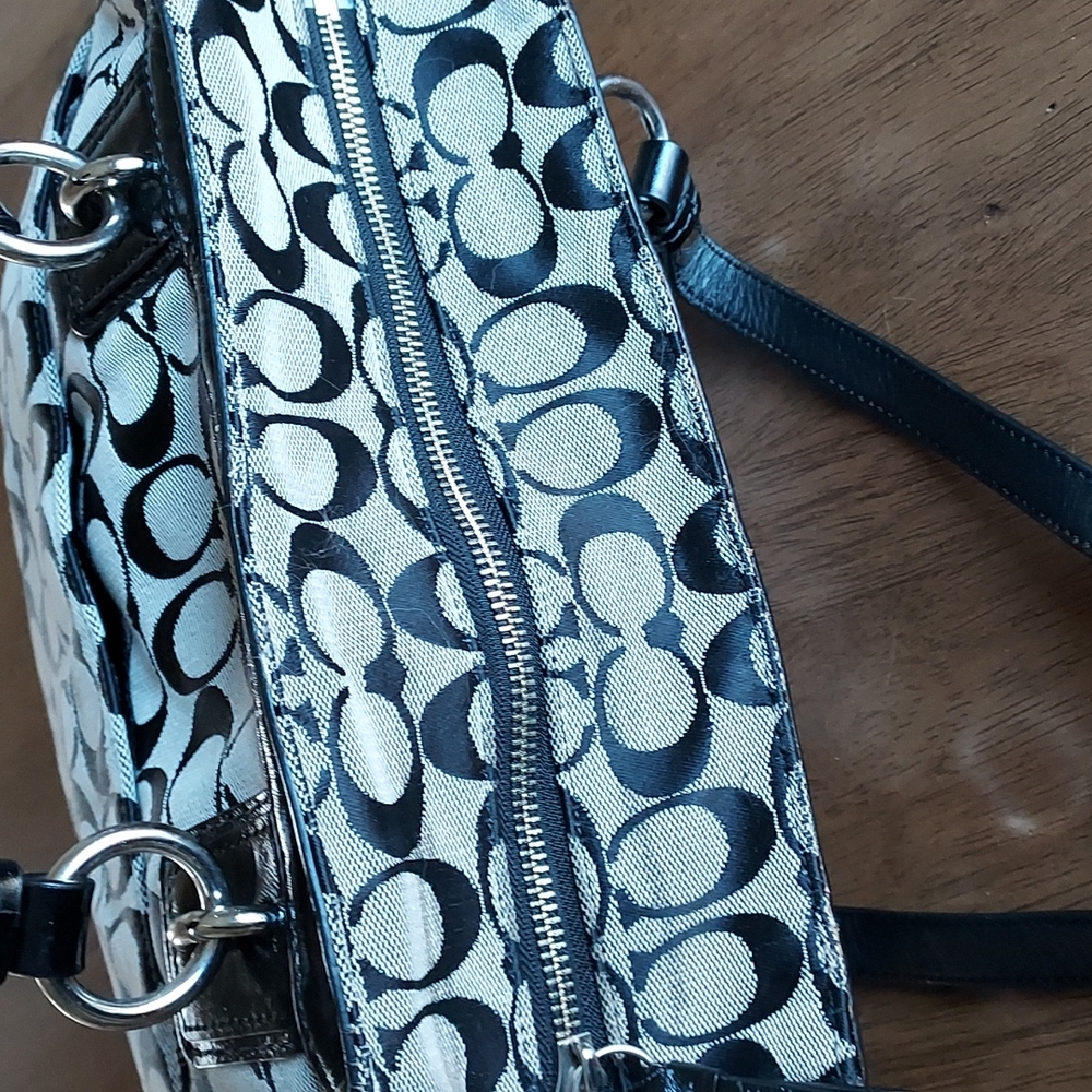 Coach Gallery Signature Tote w/ a Wristlet (RARE) - Picture 11 of 17
